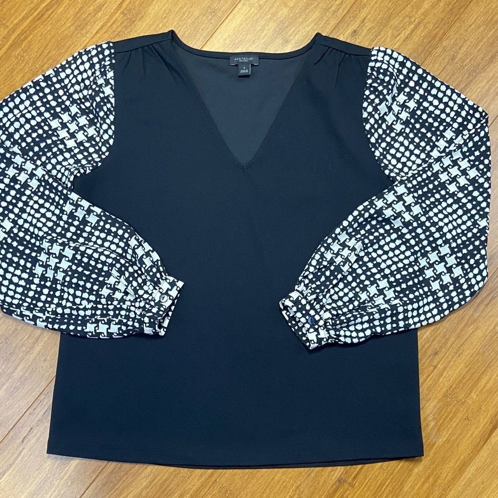 Ann Taylor V-Neck Blouse with Abstract Design Sleeves size Small